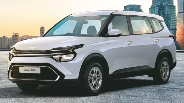 Carens और Carens Clavis CNG की एंट्री, 6-स्पीड मैनुअल के साथ लॉन्च