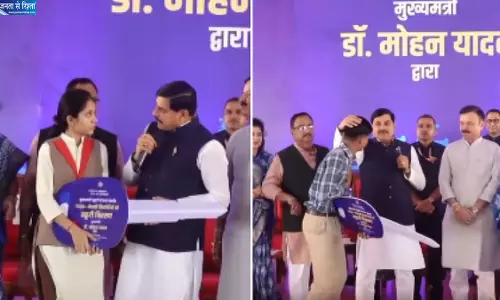 मध्य प्रदेश में 7400 से ज्यादा मेधावी विद्यार्थियों को मिली स्कूटी, CM ने सौंपी चाबियां मध्य प्रदेश में 7400 से ज्यादा मेधावी विद्यार्थियों को मिली स्कूटी, CM ने सौंपी चाबियां