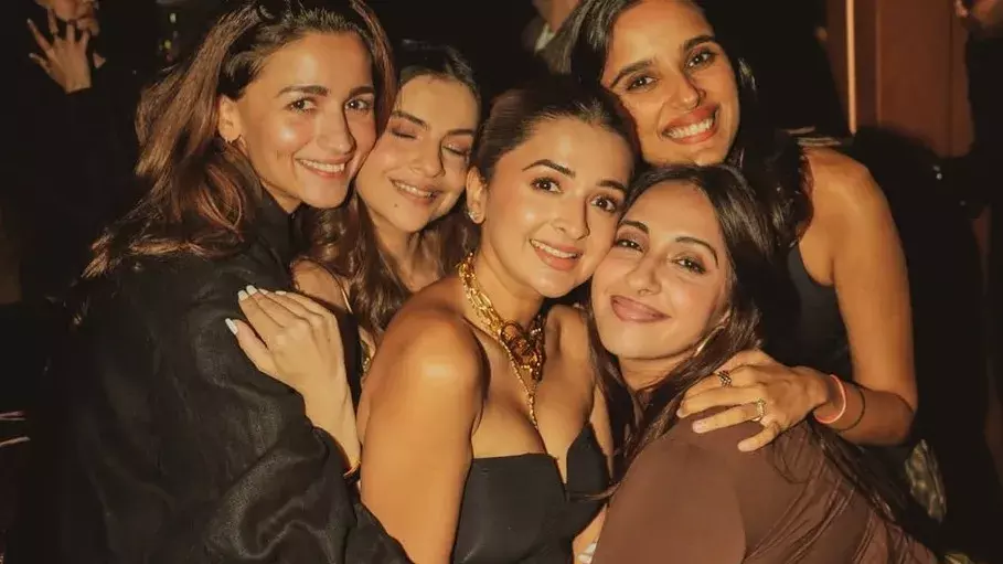 आकांशा रंजन ने आलिया और अथिया के साथ मनाया 33वां जन्मदिन आकांशा रंजन ने आलिया और अथिया के साथ मनाया 33वां जन्मदिन