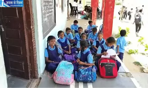 भवन टूटा बच्चे बाहर पढ़ने मजबूर