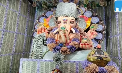 तेलंगाना के मंदिर में गणेश जी का अनोखा श्रृंगार ₹2.90 करोड़ के नोटों से सजी प्रतिमा