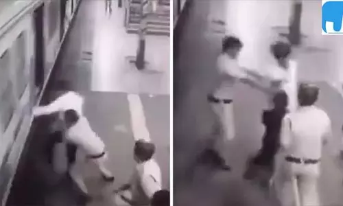 प्लेटफॉर्म और ट्रेन के बीच फंसा यात्री RPF जवान बना फरिश्ता प्लेटफॉर्म और ट्रेन के बीच फंसा यात्री RPF जवान बना फरिश्ता