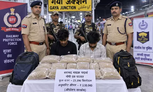गया जंक्शन पर 23.396 किलो मादक पदार्थ बरामद, दो युवक हिरासत में