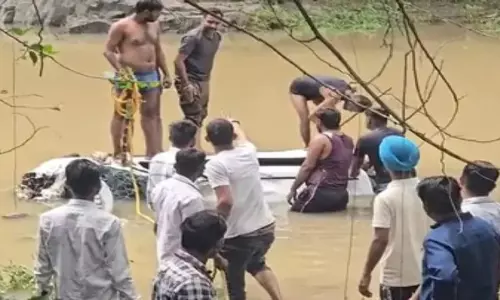 मां बगलामुखी मंदिर के पास बरसाती नाले में बही कार, ओडिशा के 7 लोगों समेत 8 की मौत मां बगलामुखी मंदिर के पास बरसाती नाले में बही कार, ओडिशा के 7 लोगों समेत 8 की मौत