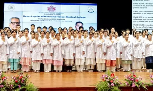व्हाइट कोट सेरेमनी के साथ MBBS छात्रों का नया सफर शुरू व्हाइट कोट सेरेमनी के साथ MBBS छात्रों का नया सफर शुरू