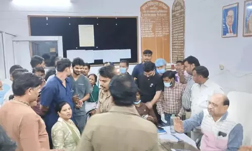 सरकारी अस्पताल के हड्डी वार्ड में मेडिकल स्टाफ और तीमारदार भिड़े, डेढ़ घंटे तक हंगामा सरकारी अस्पताल के हड्डी वार्ड में मेडिकल स्टाफ और तीमारदार भिड़े, डेढ़ घंटे तक हंगामा