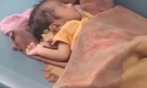 ट्रेन की सीट पर लावारिस मिला एक महीने का मासूम, RPF ने किया रेस्क्यू ट्रेन की सीट पर लावारिस मिला एक महीने का मासूम, RPF ने किया रेस्क्यू