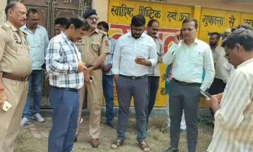 बाढ़ पीड़ितों की 66 राहत किट निजी मकान में मिलीं, लेखपाल के खिलाफ मुकदमा