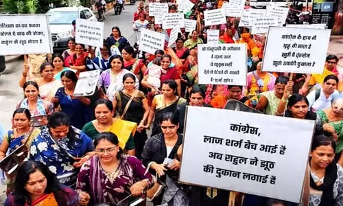 इंदौर में राहुल गांधी के खिलाफ महिलाओं का प्रदर्शन