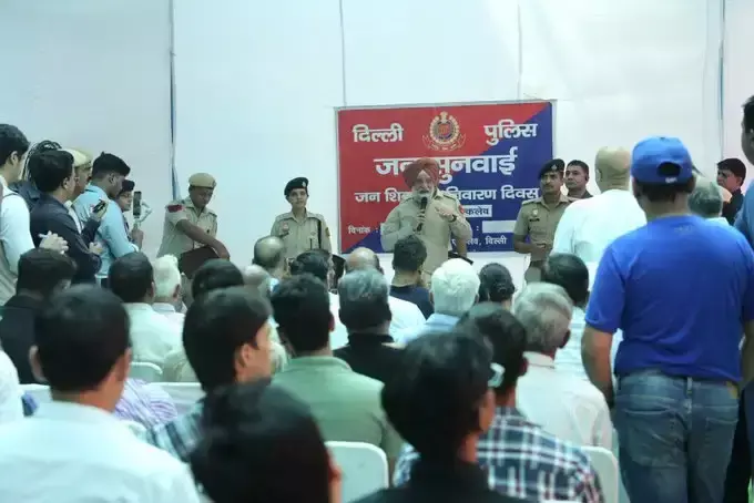 New Delhi: उपराज्यपाल तरनजीत सिंह संधू ने जनसुनवाई में लोगों की समस्याएं सुनीं