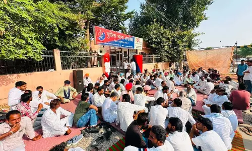 संगरिया में पार्षदों को लेकर सियासी घमासान, थाने के बाहर कांग्रेस का धरना