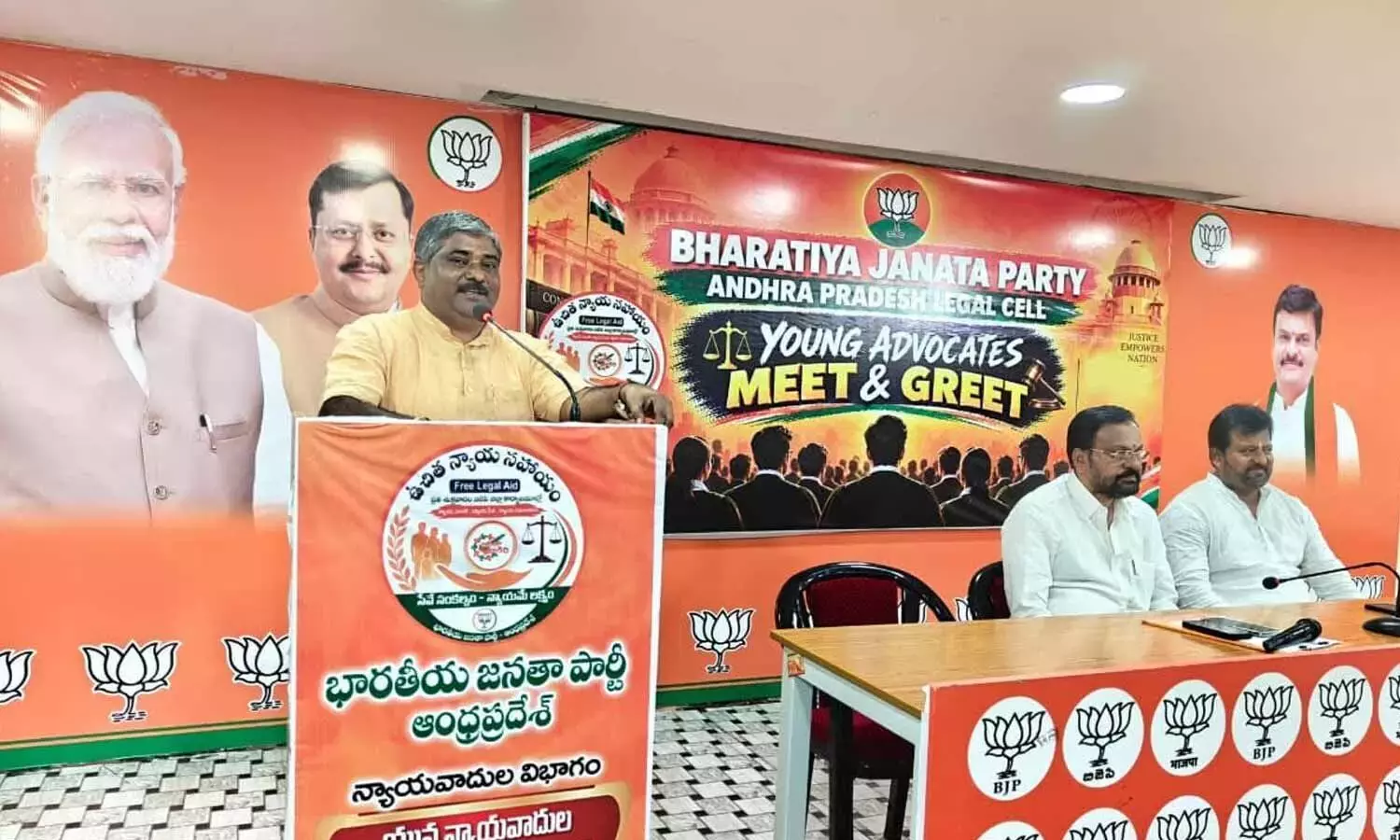 Andhra: युवा वकीलों से राष्ट्रवादी दृष्टिकोण विकसित करने का आह्वान किया Andhra: युवा वकीलों से राष्ट्रवादी दृष्टिकोण विकसित करने का आह्वान किया