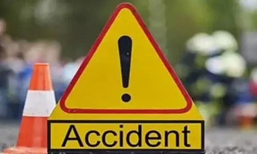 पुणे के RTO चौक पर तेज रफ्तार ट्रक ने दोपहिया को मारी टक्कर, एक की मौत तीन गंभीर