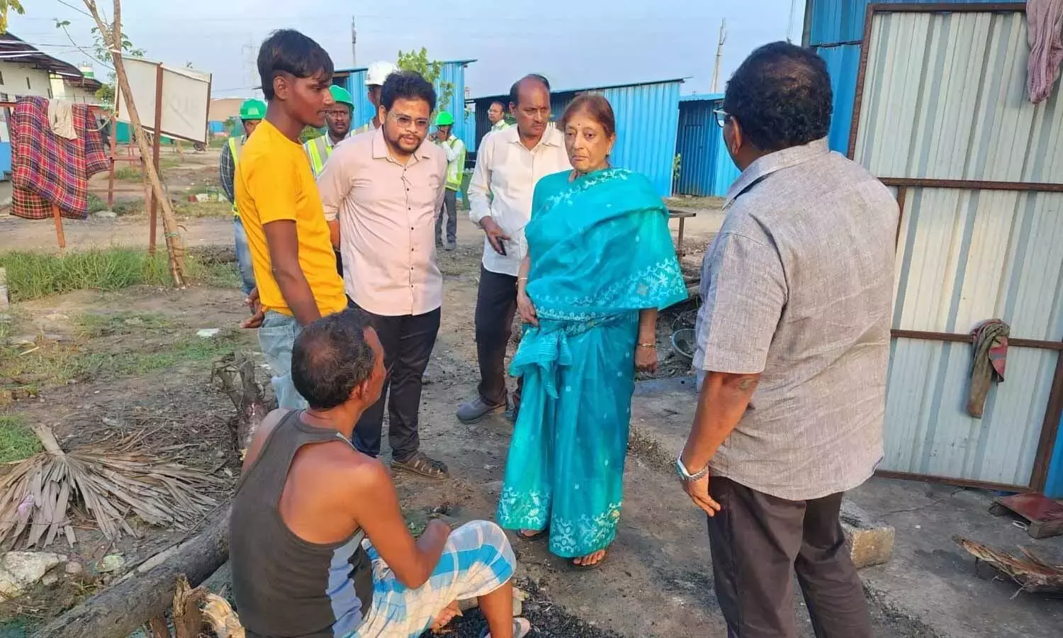 Andhra: श्रमिक शिविर का निरीक्षण करते एडीसी, सीएमडी Andhra: श्रमिक शिविर का निरीक्षण करते एडीसी, सीएमडी