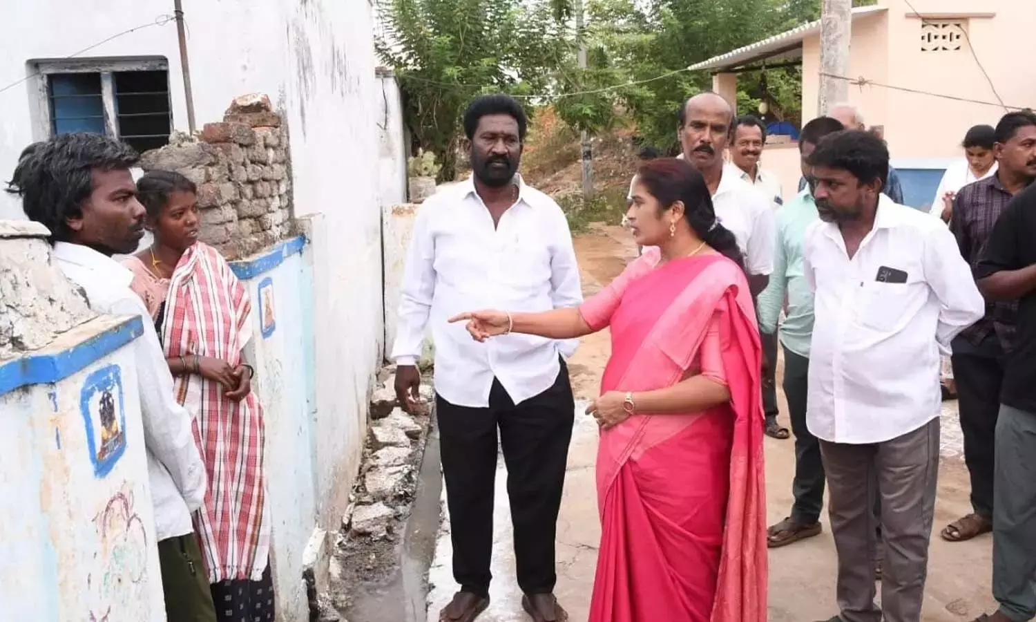 Andhra: महापौर ने लोगों को दी सरकारी योजनाओं का लाभ उठाने की सलाह Andhra: महापौर ने लोगों को दी सरकारी योजनाओं का लाभ उठाने की सलाह