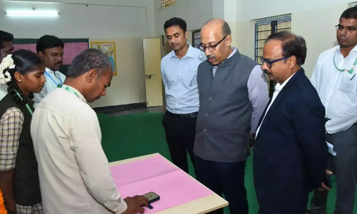 Andhra: केंद्रीय शिक्षा सचिव ने पुट्टपर्थी में स्कूलों का निरीक्षण किया