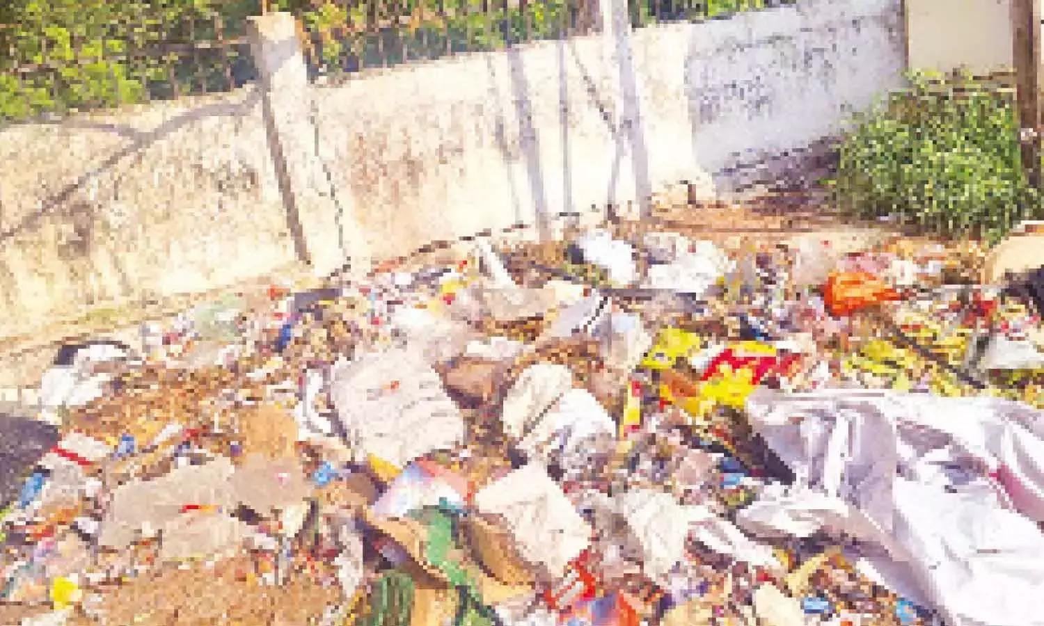 Telangana: जेबीएस के आसपास कूड़े के ढेर को लेकर निवासी परेशान हैं Telangana: जेबीएस के आसपास कूड़े के ढेर को लेकर निवासी परेशान हैं