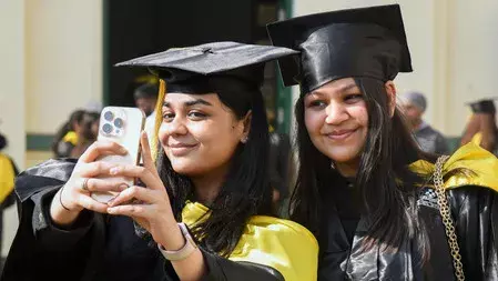 कर्नाटक ने एकेडमिक टूर पर सेल्फी और रील्स बनाने पर रोक लगाई