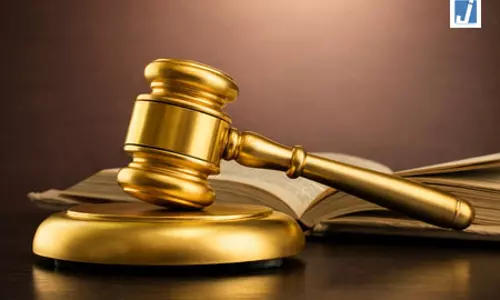 पुलिस की बदसलूकी के विरोध में वकीलों ने किया सिविल कोर्ट के पास सड़क जाम पुलिस की बदसलूकी के विरोध में वकीलों ने किया सिविल कोर्ट के पास सड़क जाम
