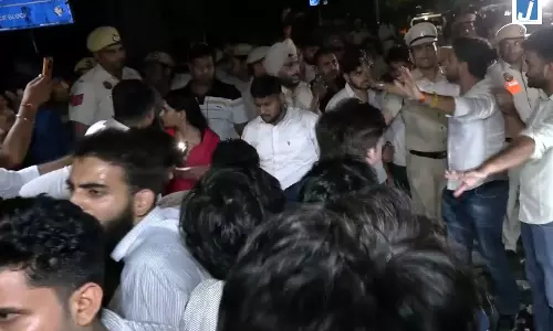 DUSU नतीजों के बाद छात्र सभा का प्रदर्शन, सड़क रोकने पर पुलिस से नोकझोंक DUSU नतीजों के बाद छात्र सभा का प्रदर्शन, सड़क रोकने पर पुलिस से नोकझोंक