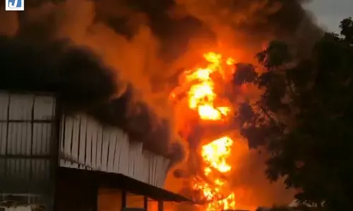 FIRE BREAKING : गोदाम में लगी भीषण आग, देखें वीडियो... FIRE BREAKING : गोदाम में लगी भीषण आग, देखें वीडियो...
