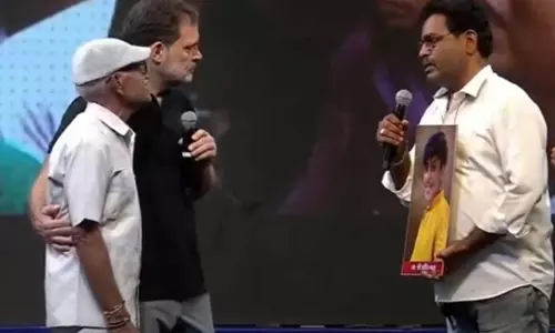DU छात्र की मौत पर परिवार से मिले राहुल गांधी
