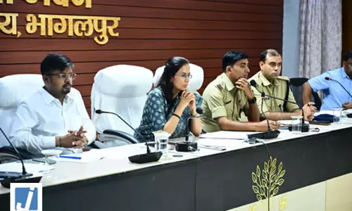 भागलपुर में स्वास्थ्य सेवाओं की डीएम ने की समीक्षा, लापरवाही पर कार्रवाई की चेतावनी