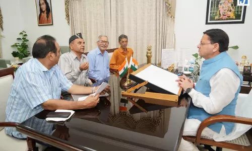 मुख्यमंत्री पुष्कर सिंह धामी से विधायक विनोद चमोली ने की शिष्टाचार भेंट