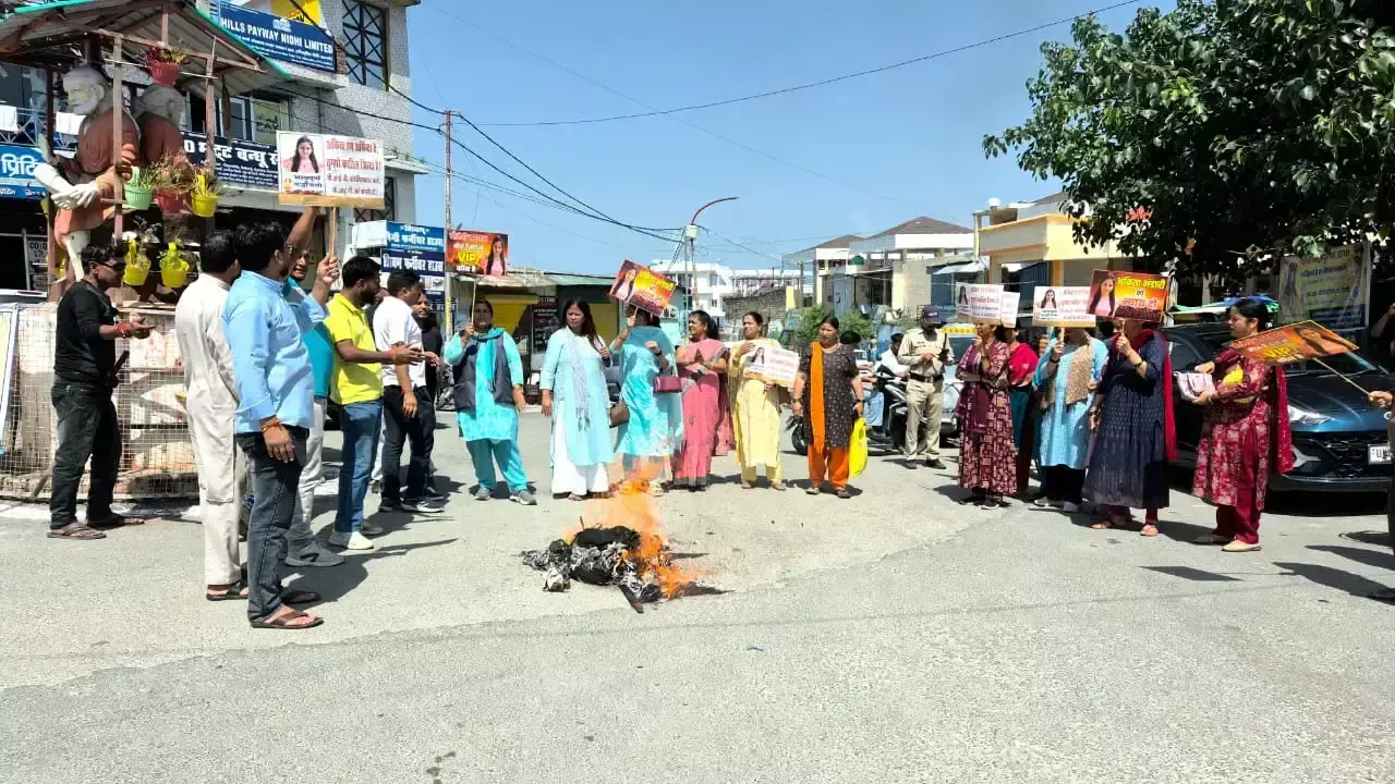 New Tehri: अंकिता की बरसी पर कांग्रेसियों ने सरकार का पुतला जलाया New Tehri: अंकिता की बरसी पर कांग्रेसियों ने सरकार का पुतला जलाया