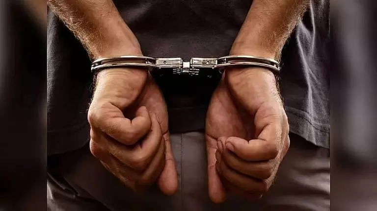 10 लाख में 1 करोड़ की जमीन का झांसा, करोड़ों की ठगी करने वाले गिरोह के पांच आरोपी गिरफ्तार 10 लाख में 1 करोड़ की जमीन का झांसा, करोड़ों की ठगी करने वाले गिरोह के पांच आरोपी गिरफ्तार