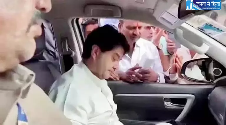 सड़क नहीं बनी तो वोट नहीं देंगे, सिंधिया बोले- मेरे साथ ऐसी भाषा का इस्तेमाल मत करना सड़क नहीं बनी तो वोट नहीं देंगे, सिंधिया बोले- मेरे साथ ऐसी भाषा का इस्तेमाल मत करना