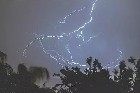 Mumbai: मराठवाड़ा में बिजली गिरने से पांच लोगों ने गंवाई जान Mumbai: मराठवाड़ा में बिजली गिरने से पांच लोगों ने गंवाई जान