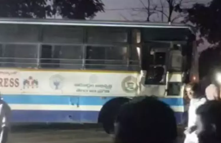 सिद्दिपेट: RTC बस और ट्रैक्टर की टक्कर में कई लोग घायल सिद्दिपेट: RTC बस और ट्रैक्टर की टक्कर में कई लोग घायल