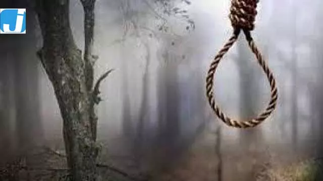 युवक की संदिग्ध मौत से सनसनी, पेड़ पर लटका मिला शव युवक की संदिग्ध मौत से सनसनी, पेड़ पर लटका मिला शव