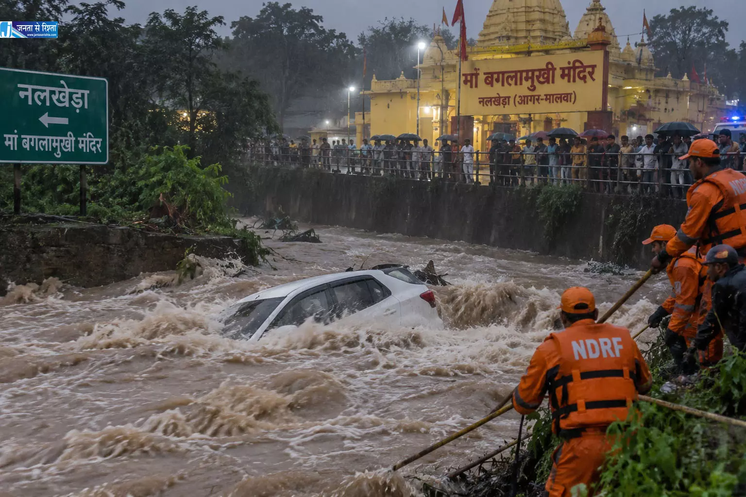 मां बगलामुखी मंदिर के पास उफनते नाले में बही श्रद्धालुओं की कार, 3 बच्चों समेत 8 की मौत मां बगलामुखी मंदिर के पास उफनते नाले में बही श्रद्धालुओं की कार, 3 बच्चों समेत 8 की मौत