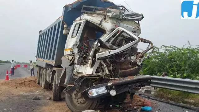 औरैया में दो डंपरों की जबरदस्त भिड़ंत, एक की मौके पर मौत औरैया में दो डंपरों की जबरदस्त भिड़ंत, एक की मौके पर मौत