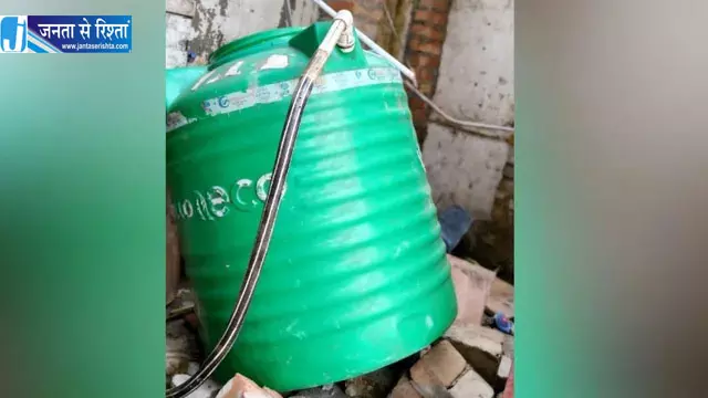 रेस्टोरेंट के बाहर बर्तन धो रहे कर्मचारी पर गिरी 500 लीटर की पानी की टंकी, दबने से मौत रेस्टोरेंट के बाहर बर्तन धो रहे कर्मचारी पर गिरी 500 लीटर की पानी की टंकी, दबने से मौत