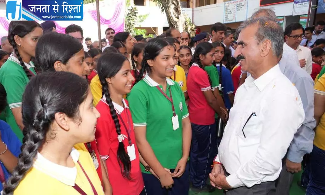 पेपर लीक पर छात्रों ने CM से पूछे सवाल पेपर लीक पर छात्रों ने CM से पूछे सवाल