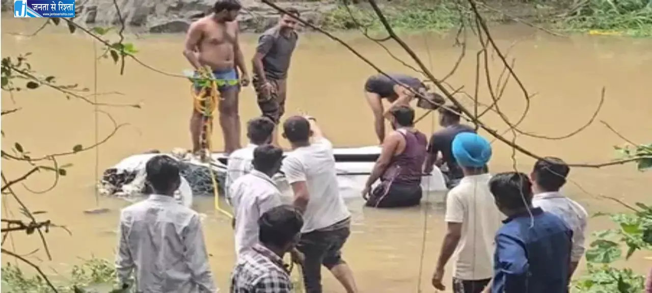 मां बगलामुखी मंदिर के पास बरसाती नाले में बही कार, ओडिशा के 7 लोगों समेत 8 की मौत मां बगलामुखी मंदिर के पास बरसाती नाले में बही कार, ओडिशा के 7 लोगों समेत 8 की मौत