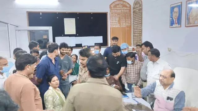 सरकारी अस्पताल के हड्डी वार्ड में मेडिकल स्टाफ और तीमारदार भिड़े, डेढ़ घंटे तक हंगामा सरकारी अस्पताल के हड्डी वार्ड में मेडिकल स्टाफ और तीमारदार भिड़े, डेढ़ घंटे तक हंगामा