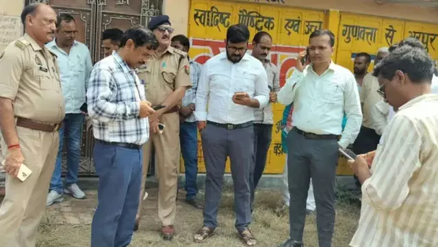 बाढ़ पीड़ितों की 66 राहत किट निजी मकान में मिलीं, लेखपाल के खिलाफ मुकदमा बाढ़ पीड़ितों की 66 राहत किट निजी मकान में मिलीं, लेखपाल के खिलाफ मुकदमा