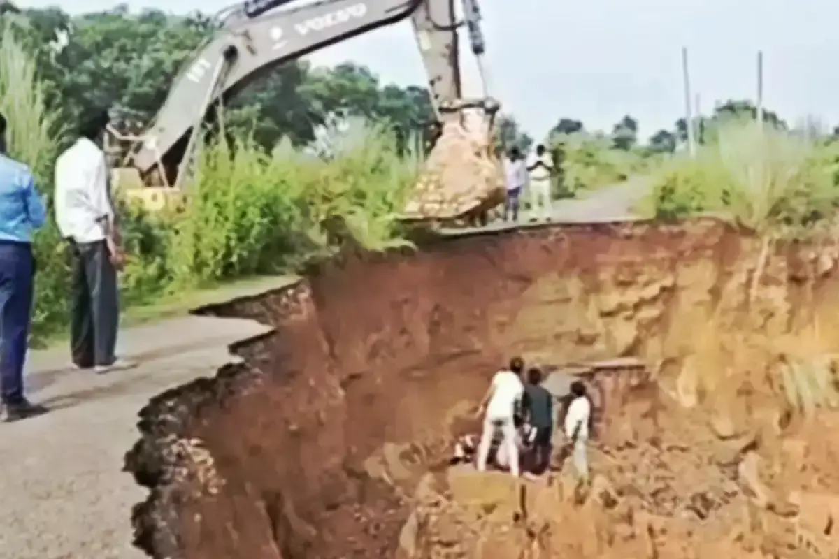 Durgapur: गूगल मैप के बताए रास्ते पर बाइक समेत गड्ढे में गिरे युवक Durgapur: गूगल मैप के बताए रास्ते पर बाइक समेत गड्ढे में गिरे युवक