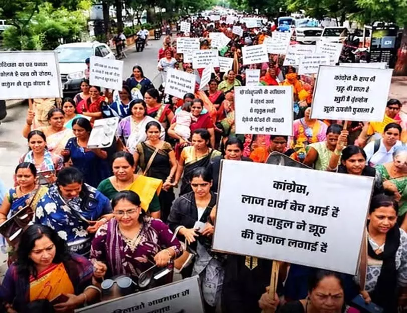 इंदौर में राहुल गांधी के खिलाफ महिलाओं का प्रदर्शन इंदौर में राहुल गांधी के खिलाफ महिलाओं का प्रदर्शन