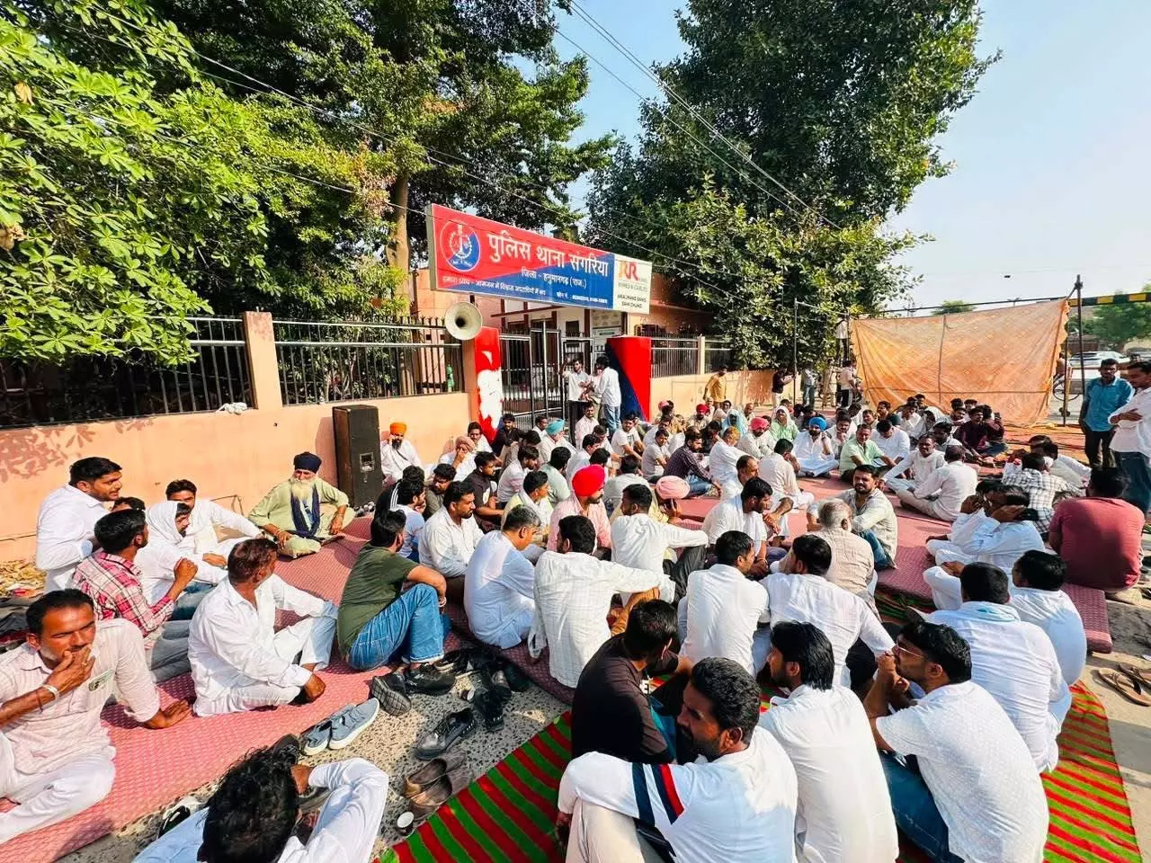 संगरिया में पार्षदों को लेकर सियासी घमासान, थाने के बाहर कांग्रेस का धरना संगरिया में पार्षदों को लेकर सियासी घमासान, थाने के बाहर कांग्रेस का धरना