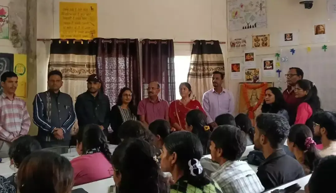 New Tehri: काव्य पाठ और सुलेख प्रतियोगिता में प्रतिभागियों ने लिया हिस्सा New Tehri: काव्य पाठ और सुलेख प्रतियोगिता में प्रतिभागियों ने लिया हिस्सा
