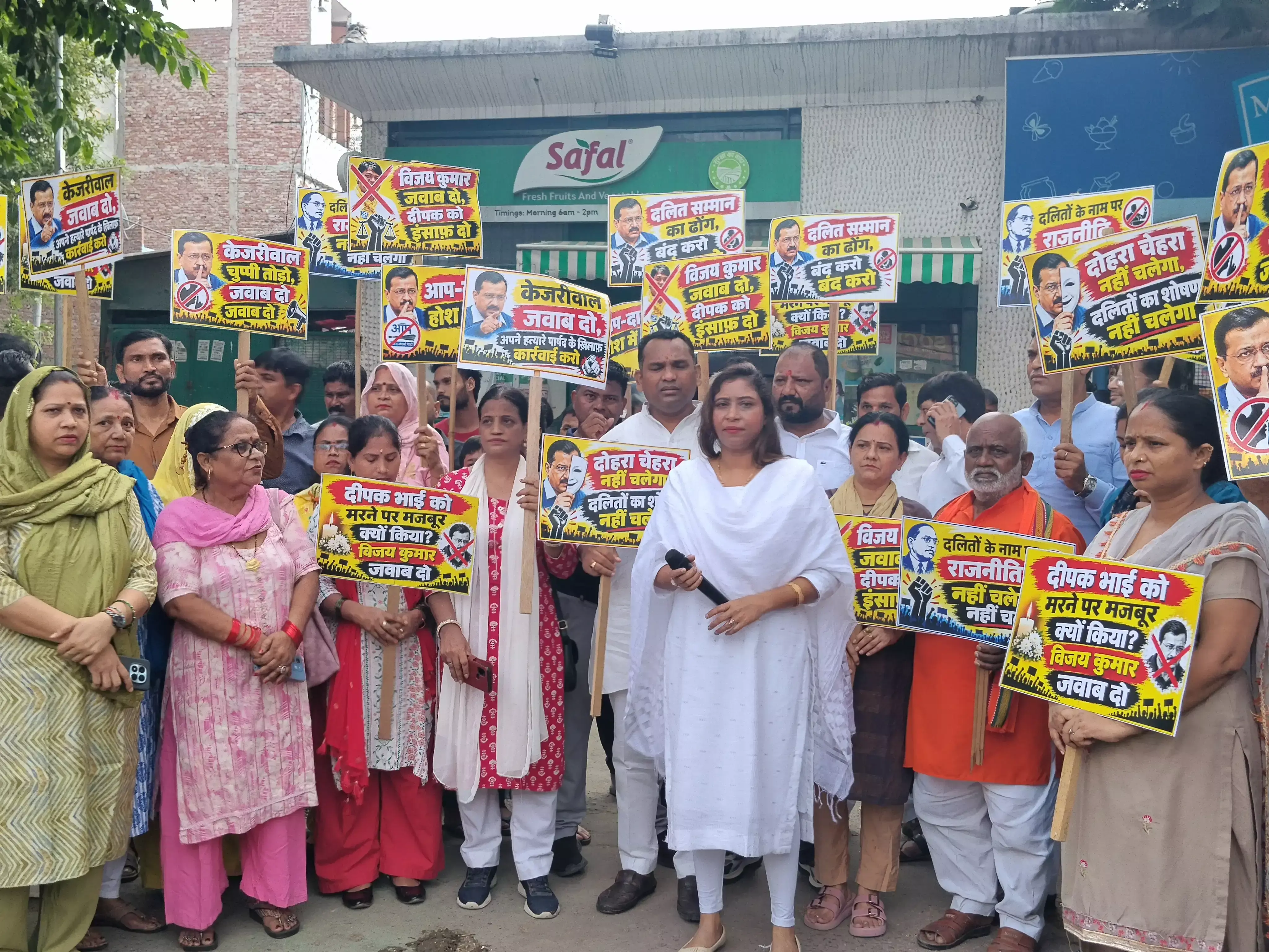New Delhi: आत्महत्या मामले में भाजपा ने पार्षद के इस्तीफे की मांग की New Delhi: आत्महत्या मामले में भाजपा ने पार्षद के इस्तीफे की मांग की