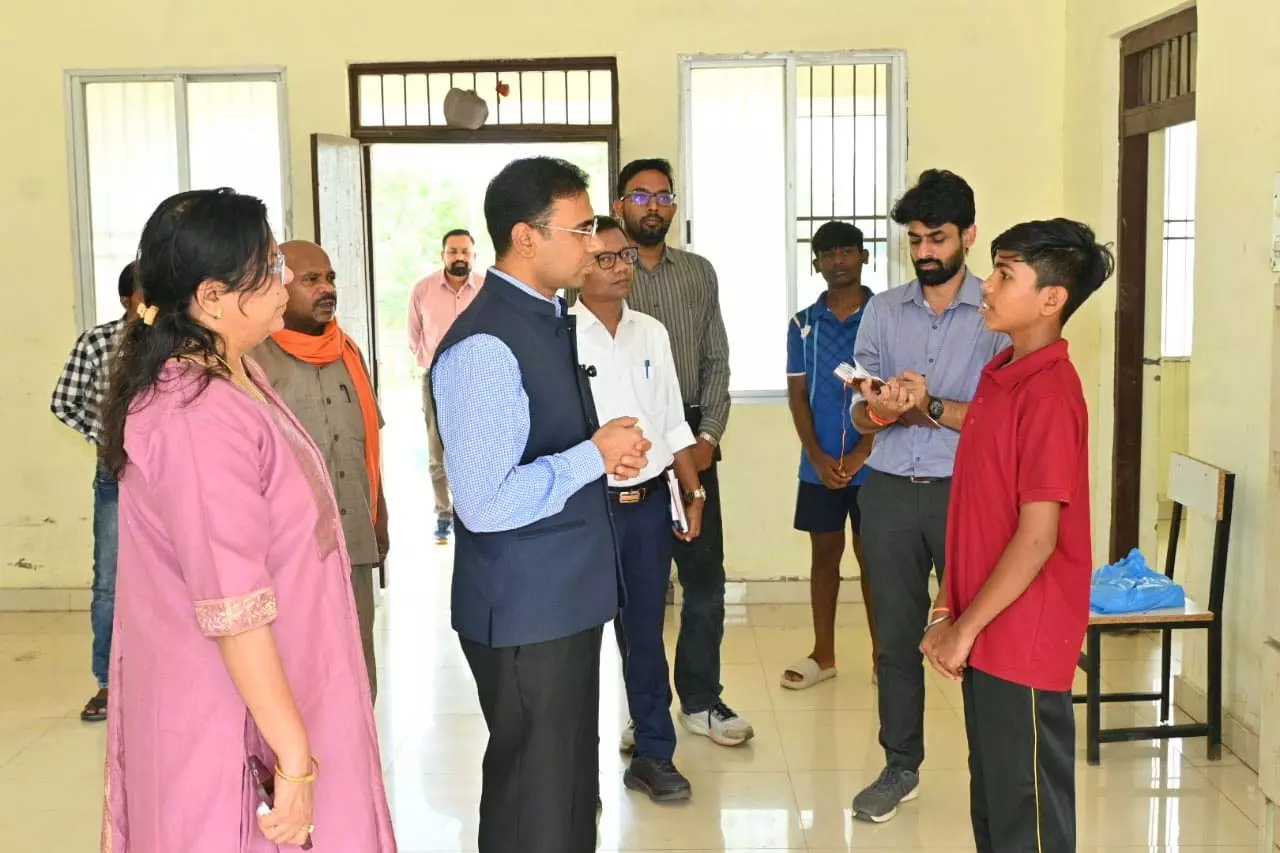 कलेक्टर ने छात्रावास औऱ पीएचसी का किया निरीक्षण कलेक्टर ने छात्रावास औऱ पीएचसी का किया निरीक्षण