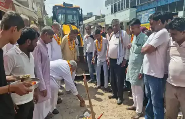 Narnaul: विधायक के इंतजार के बाद लोगों ने खुद किया सड़क शुभारंभ Narnaul: विधायक के इंतजार के बाद लोगों ने खुद किया सड़क शुभारंभ