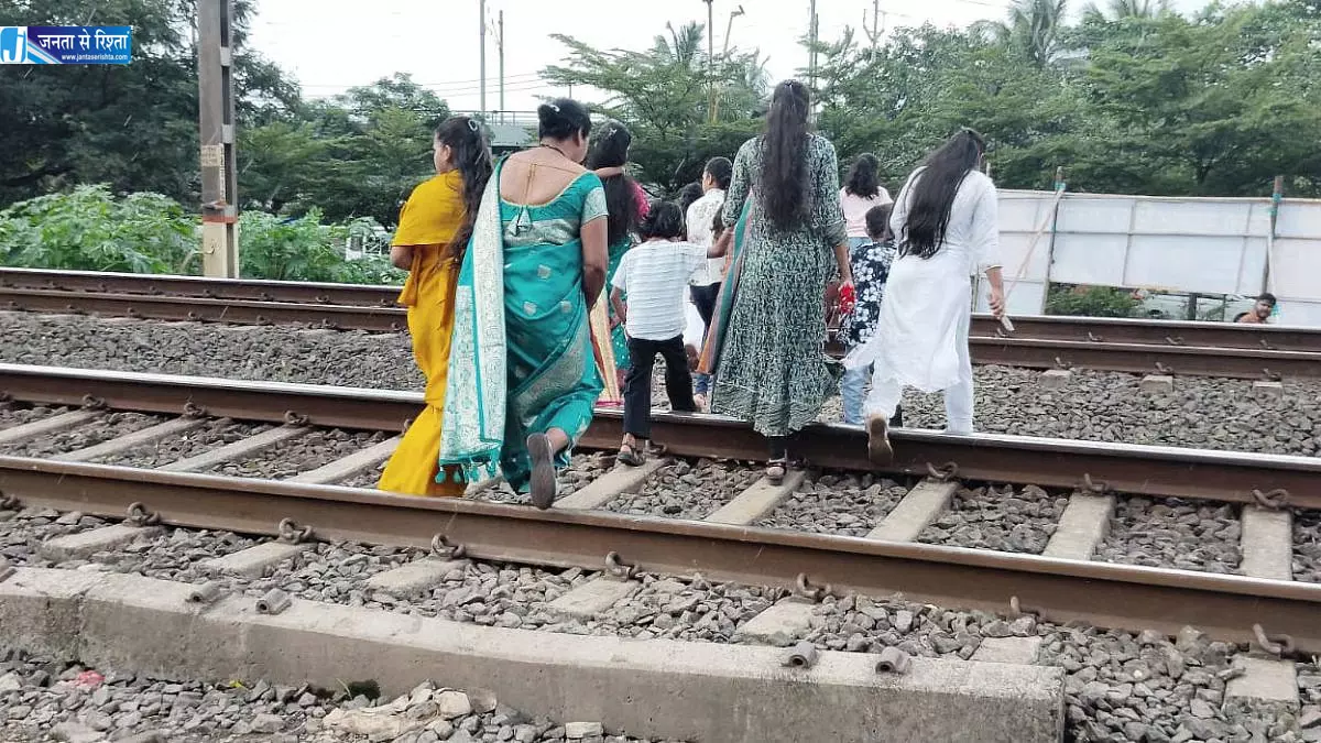 मुंब्रा के रेतीबंदर में रेलवे अंडरपास की मांग तेज, देरी पर आंदोलन की चेतावनी मुंब्रा के रेतीबंदर में रेलवे अंडरपास की मांग तेज, देरी पर आंदोलन की चेतावनी