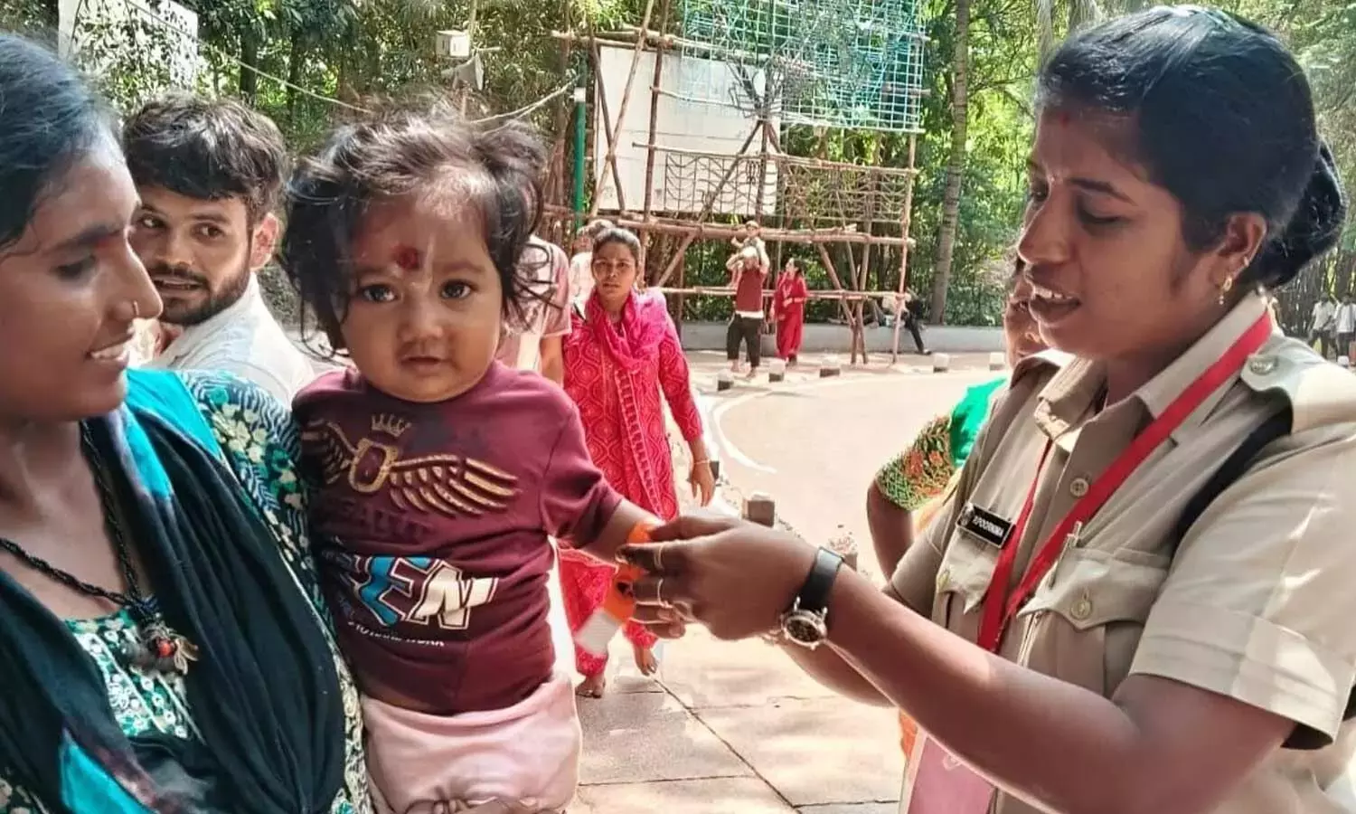 Andhra: तिरुमाला पुलिस ने श्रद्धालुओं की सुरक्षा के लिए जियो-टैगिंग शुरू की Andhra: तिरुमाला पुलिस ने श्रद्धालुओं की सुरक्षा के लिए जियो-टैगिंग शुरू की